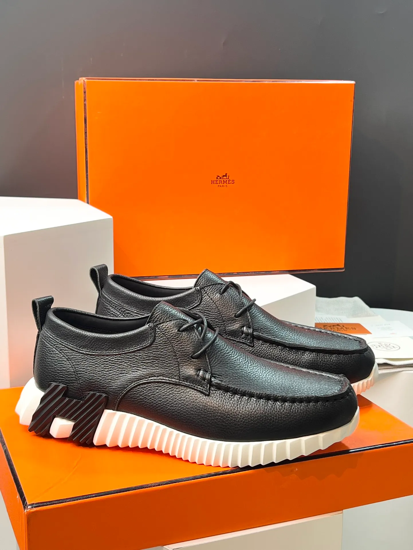 PP660【Hermes】fe new arrival~New Bouncing sneakers are the most comfortable shoes from Hermès. They are extremely light on the feet and look great. You won’t feel tired even when you go shopping and running around👍. They are light and comfortable. They are extremely light. They are perfect for both sports and leisure. They feel great when you step on them! It’s up to you to choose, there’s always what you want~ ✔️Fabric: Imported first-layer cowhide ✔️Inner lining: Imported water-dyed cowhide ✔️Outsole: Seamless combination of IP+TPU (multi-color letters) German technology irradiation machine ✔️Code number: Male 38-44 (45 customized)
